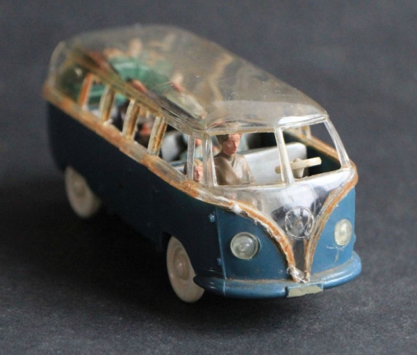 Wiking Volkswagen T1 Glas-Bus mit Figuren 1963 Plastikmodell (6392)
